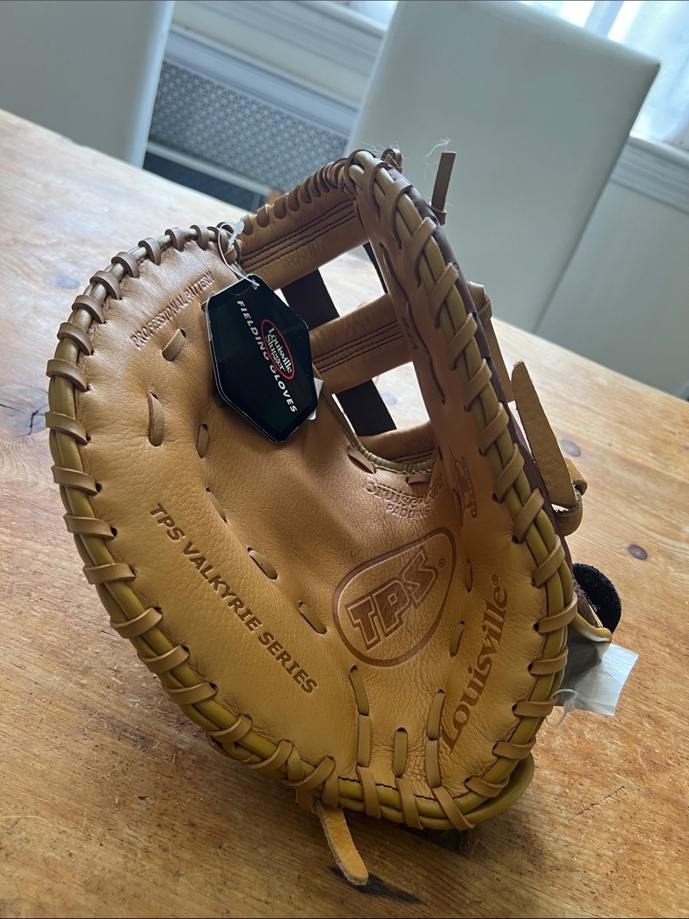 NWT Louisville Slugger SLVFB TPS Valkyrie 13”FastPitch Softball 1st Base Mitt